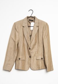 Blazer beige in lino con taglio aderente, due tasche frontali e bottoni marroni. Dotato di rever a incavo e chiusura con un solo bottone.