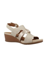 Sandalia cuña en beige con tejido texturizado y acentos de tiras metálicas. Diseño de punta abierta con correa ajustable en el tobillo y tacón a rayas.