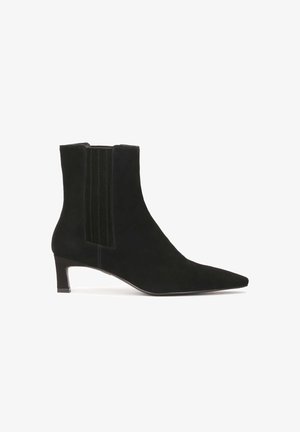 Mustad nahast ankle saapad terava toe ja keskmise kõrgusega kontsaga. Külgedel on ribakujulised elastsed paneelid lihtsaks jalga panemiseks.