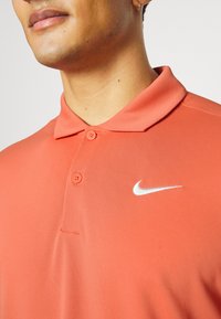 Nike Performance SOLID - Polo - madder root/white