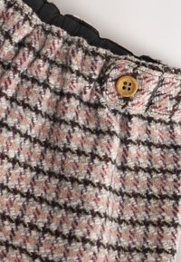 Shorts aus Wollmischung mit einem karierte Muster in Rosa-, Weiß- und Brauntönen, einem schwarzen elastischen Bund und einem großen kastanienbraunen Knopfverschluss.