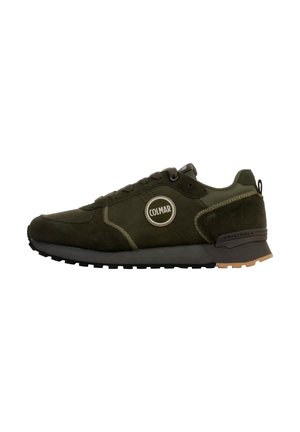 Olijfgroene suède sneakers met een rond logo, vetersluiting en een gevoerde zool. Rubberen buitenzool met een gestructureerd patroon en verstevigde hak.