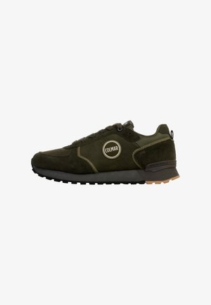 Zapatillas de ante verde oliva con un logo redondo, diseño de cordones y suela acolchada. Suela de goma con un patrón texturizado y talón reforzado.
