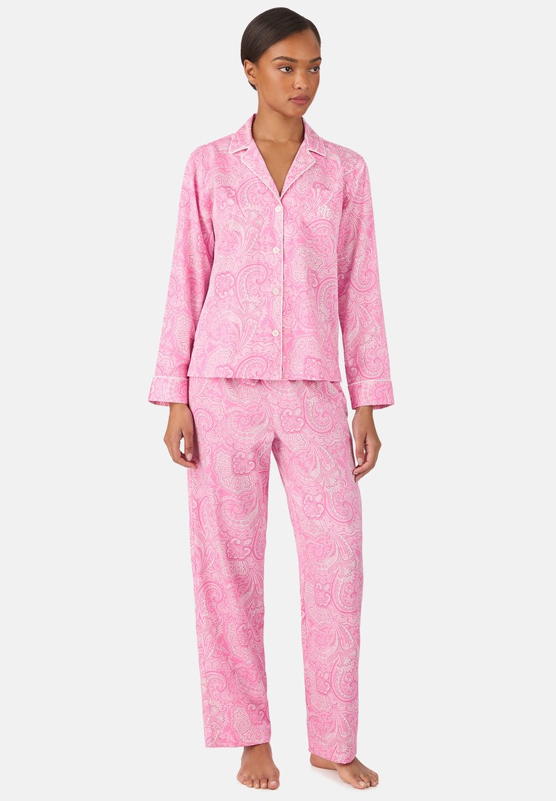 Ensemble de pyjama en paisley rose, fabriqué en tissu léger. Comprend des manches longues, un haut à boutons et un pantalon assorti à coupe décontractée.