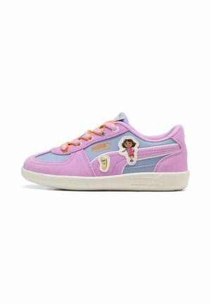 Lilla og lavendel Puma Palermo sneaker med orange snørebånd og tegneseriefigur-klistermærker på siden, herunder en pige og et kort.
