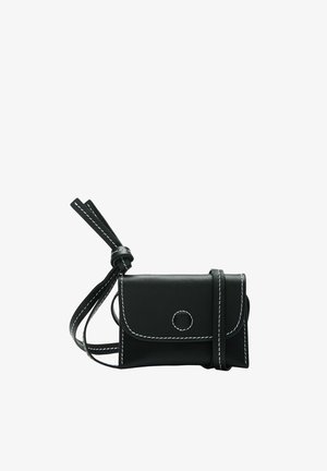 Malá černá kožená kabelka přes rameno s bílým prošitím, klopou na zavírání a nastavitelným popruhem uvázaným na uzel.