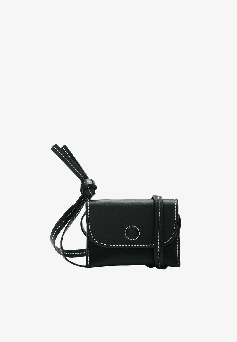 Petit sac bandoulière en cuir noir avec surpiqûres blanches, fermeture à rabat et sangle réglable nouée.