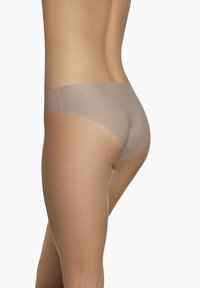 Beżowe bezszwowe majtki o gładkiej fakturze, niskim stanie i minimalnym pokryciu, z subtelnym paskiem w talii i bez widocznych szwów.