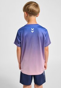 Kortärmad sporttröja med en gradient från blått till rosa, med en vit logotyp och en chevrondetalj på övre ryggen.