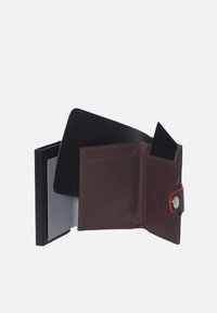 Leren portemonnee in donkerbruin met rode accenten, met meerdere kaartsleuven en een strak, minimalistisch ontwerp. Inclusief een magnetische sluiting.