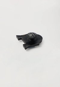 Accessorio in plastica nera con un manopola circolare in cima, design leggermente curvato e bordi sagomati per una buona presa. Caratterizzato da un logo sulla parte superiore.