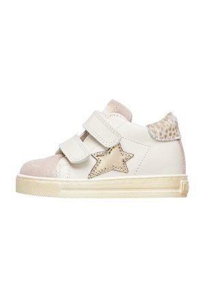 Sneakers bianchi in pelle per bambini con due cinturini in velcro, punte in suede rosa, accentuato da una stella dorata e retro rosa testurizzato. Suola in gomma.