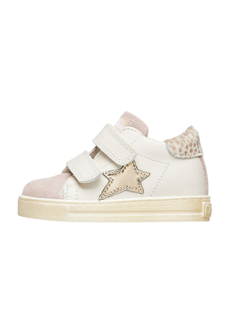 Sneakers bianchi in pelle per bambini con due cinturini in velcro, punte in suede rosa, accentuato da una stella dorata e retro rosa testurizzato. Suola in gomma.