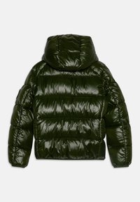 Giacca puffer verde oliva con finitura lucida, cappuccio e design trapuntato. Presenta una chiusura con zip e polsini a costine. Nessun marchio visibile.