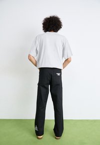 Carhartt WIP DUCKS SINGLE KNEE PANT - Kelnės - black