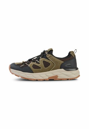 Outdoor sneaker met olijfgroen en zwart mesh bovenwerk, beige zool en elastische veter met trekstop, zijaanzicht.