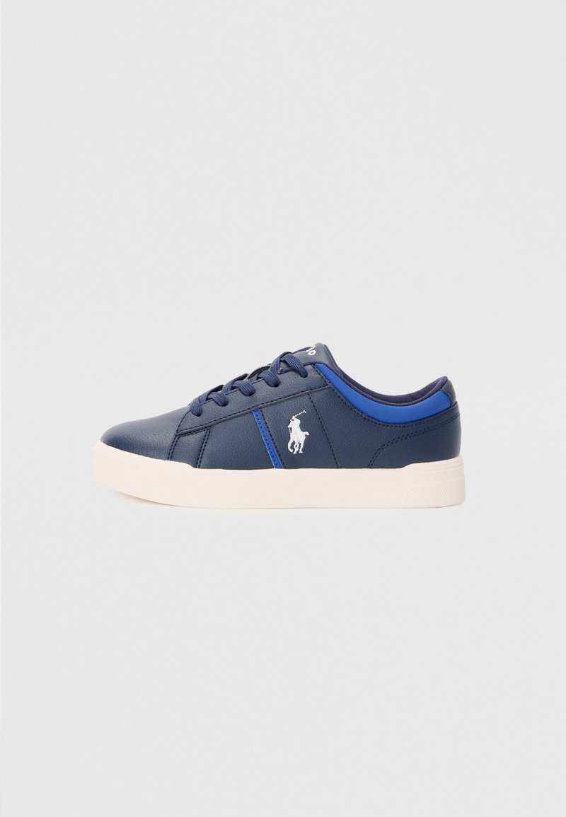 Marineblaue synthetische Sneaker mit weißer Sohle, die mit einem blauen Akzentstreifen und einem weißen Logo an der Seite versehen sind. Mit runder Spitze und Schnürdesign.