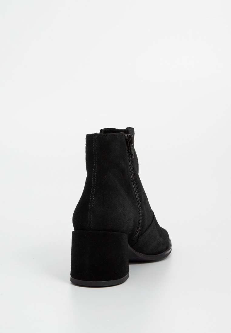 Schwarze Wildleder-Ankle Boots mit Blockabsatz, seitlichem Reißverschluss und glatter Textur. Mit Nahtdetails auf der Rückseite und den Seiten.