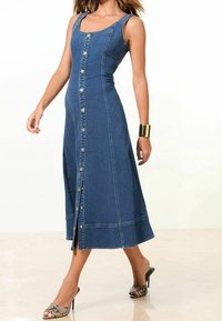 Robe en denim à boutons avec un corsage ajusté, une jupe évasée et une fente au genou. Présente des boutons dorés et des coutures contrastantes.