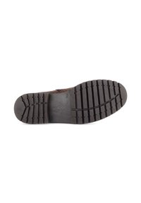 Suela de zapato marrón con goma negra texturizada, que presenta ranuras y crestas para mayor tracción. La marca "Gabor" es visible en la superficie.