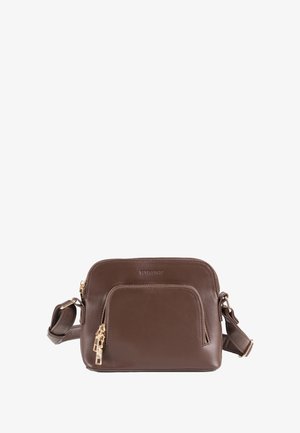 Braune Leder-Crossbody-Tasche mit einem Hauptreißverschlussfach und einer Vordertasche, ausgestattet mit goldfarbenen Beschlägen und einem verstellbaren Tragegurt.