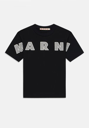 Svart bomullströja med korta ärmar som har tydliga grå blockbokstäver som stavar "MARNI" över framsidan. Slät textur, standard rund hals.