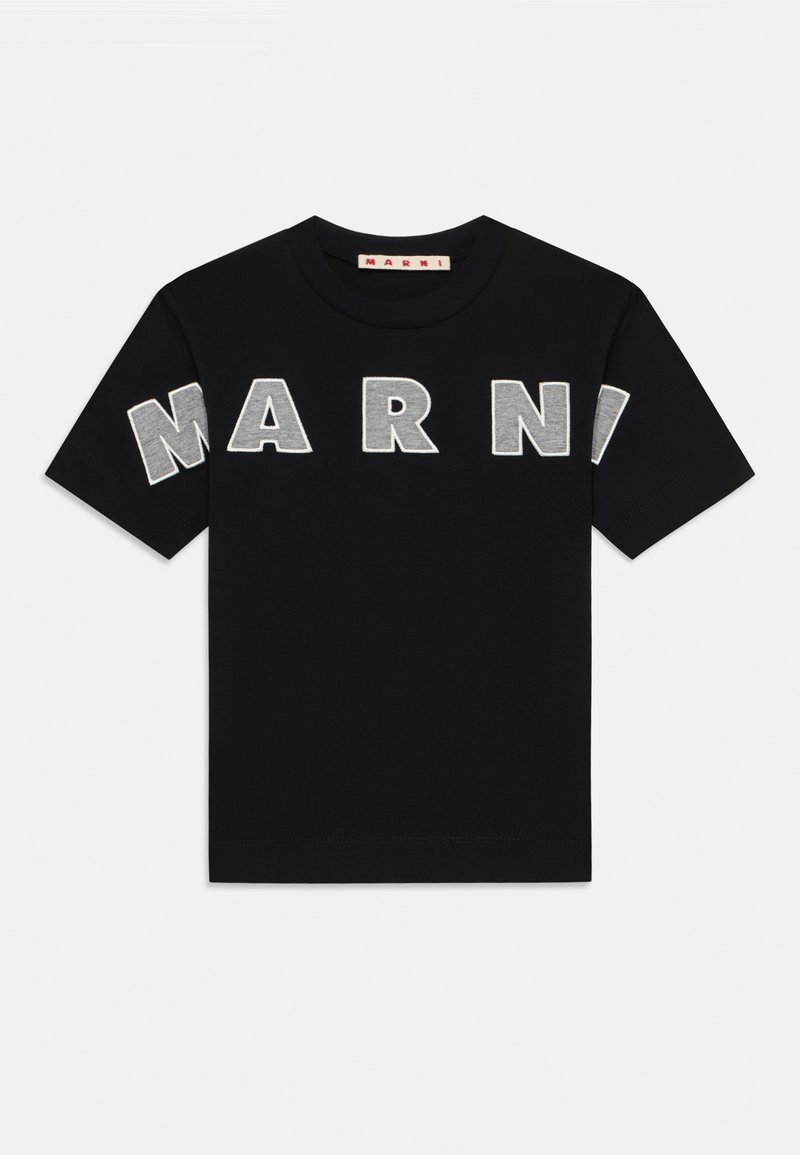Melna kokvilnas T-krekls ar īsām piedurknēm, uz kura priekšpuses ir drosmīgas, pelēkas, bloku burti, kas raksta "MARNI". Gluda tekstūra, standarta apaļš kakla izgriezums.