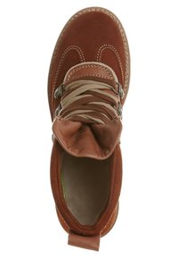 Botas de gamuza marrón con cordones beige, puntera redondeada y cuello acolchado. Presenta herrajes metálicos y detalles de costura a lo largo del borde.
