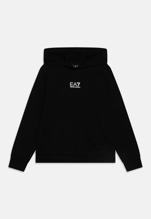 Czarna bluza z kapturem i długimi rękawami, z przednią kieszenią kangurką oraz białym logo EA7 Emporio Armani umieszczonym na środku klatki piersiowej.