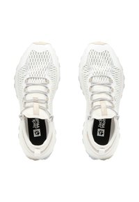 Baskets de sport blanches en mesh avec un design texturé, présentant des accents gris clair, un bout arrondi et de épaisses semelles en caoutchouc pour une meilleure adhérence.