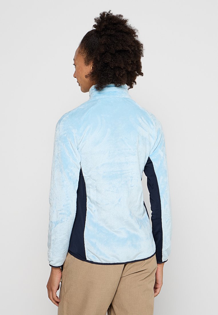 Veste en polaire bleu clair avec col montant, tissu texturé et panneaux latéraux bleu marine. Elle présente une coupe ajustée et des manches longues.