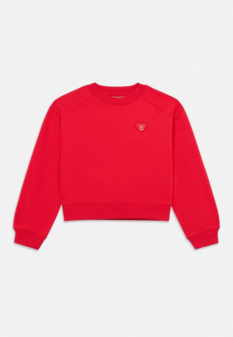 Rød langærmet sweatshirt med rund hals og ribbet manchetter og kant, med en lille hjerteformet patch på venstre bryst med teksten "THE VIP CLUB".