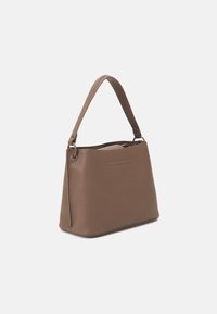 Brun syntetisk handväska med en strukturerad form, justerbar axelrem och minimalistisk design. Slät textur och ingen synlig hårdvara.