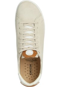 Zapatilla de ante beige con suela de goma blanca, presenta un diseño de cordones, un acento circular marrón en el talón y una plantilla perforada para mayor transpirabilidad.