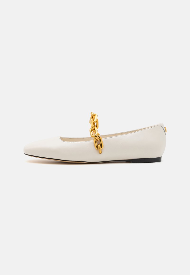 Ballerine bianche in pelle con punta affusolata, dotate di un accento in catena dorata sulla tomaia e di una suola piatta nera.