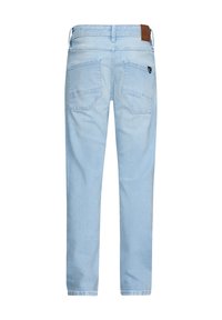 Jeans in denim azzurro chiaro con taglio dritto, dotati di due tasche posteriori e di una toppa in pelle marrone sulla vita. Texture liscia.