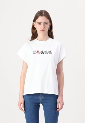 Witte katoenen t-shirt met korte mouwen, voorzien van een bedrukt ontwerp van vier gestileerde katten in zwart en rood over de borst.