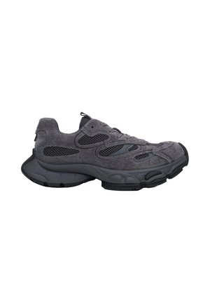 Ciemnoszary sneaker z panelami z siateczki, nakładkami z zamszu, grubą amortyzowaną podeszwą i zapięciem na sznurowadła, pokazany z boku na białym tle.