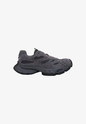 Dunkelgrauer Sneaker mit Mesh-Paneelen, Wildleder-Overlays, dicker gepolsterter Sohle und Schnürverschluss, von der Seite auf weißem Hintergrund gezeigt.