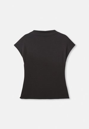 Top nero a maniche corte con scollatura alta e vestibilità morbida. Realizzato in tessuto morbido con una superficie liscia. Nessun motivo o grafica visibile.