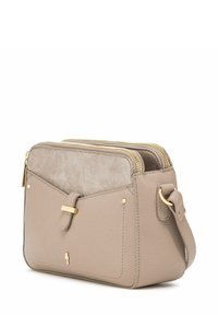 Mała beżowa skórzana torebka na ramię z teksturowaną przednią kieszenią, zamszowym górnym panelem, złotym zamkiem błyskawicznym i regulowanym paskiem na ramię.