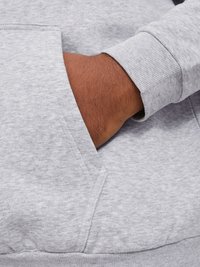 Szary sweatshirt z kieszenią z przodu i prążkowanymi mankietami. Tkanina ma gładką fakturę, z delikatnym wzorem dostrzegalnym w materiale.