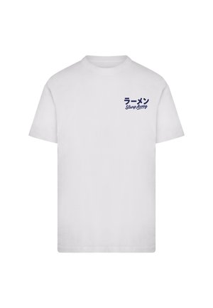 T-shirt en coton blanc avec le texte bleu marine "ラーメン SlurpAway" sur la partie gauche de la poitrine. Col rond classique et manches courtes.