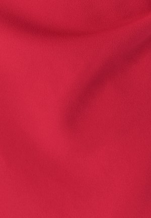 Tissu rouge vif avec une texture lisse et mate, présentant des drapés doux et sans motifs ni accessoires visibles. Couleur uniforme.