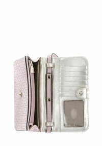 Portefeuille rose avec un intérieur en métal argenté, comprenant des emplacements pour cartes, un compartiment zippé et une fenêtre d'identification transparente. Motif de logo visible à l'extérieur.
