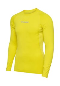 Gelbes langärmliges Sportshirt aus elastischem Material, mit Rundhalsausschnitt und taillierter Passform. Logo auf der Brust. Glatte Textur.