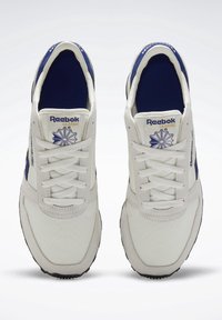 Vita sneakers med marinblå detaljer, textil- och syntetmaterial, rund tå, snörningsdesign, synlig varumärkeslogotyp, texturerade sulor.