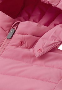 Różowa ocieplana kurtka z wysokim kołnierzem, zapięciem na zamek błyskawiczny i zatrzaskami, z poziomymi pikowanymi sekcjami i gładką fakturą.