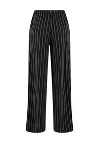 Pantaloni neri a gamba larga con strisce verticali bianche, dotati di una vita elastica e di un tessuto morbido e testurizzato.