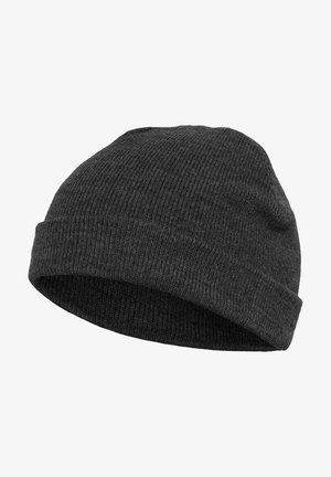 Sort strikket beanie med ribbet tekstur. Har en rullet kant og er designet til en tætsiddende pasform. Fremstillet af blødt, varmt materiale.
